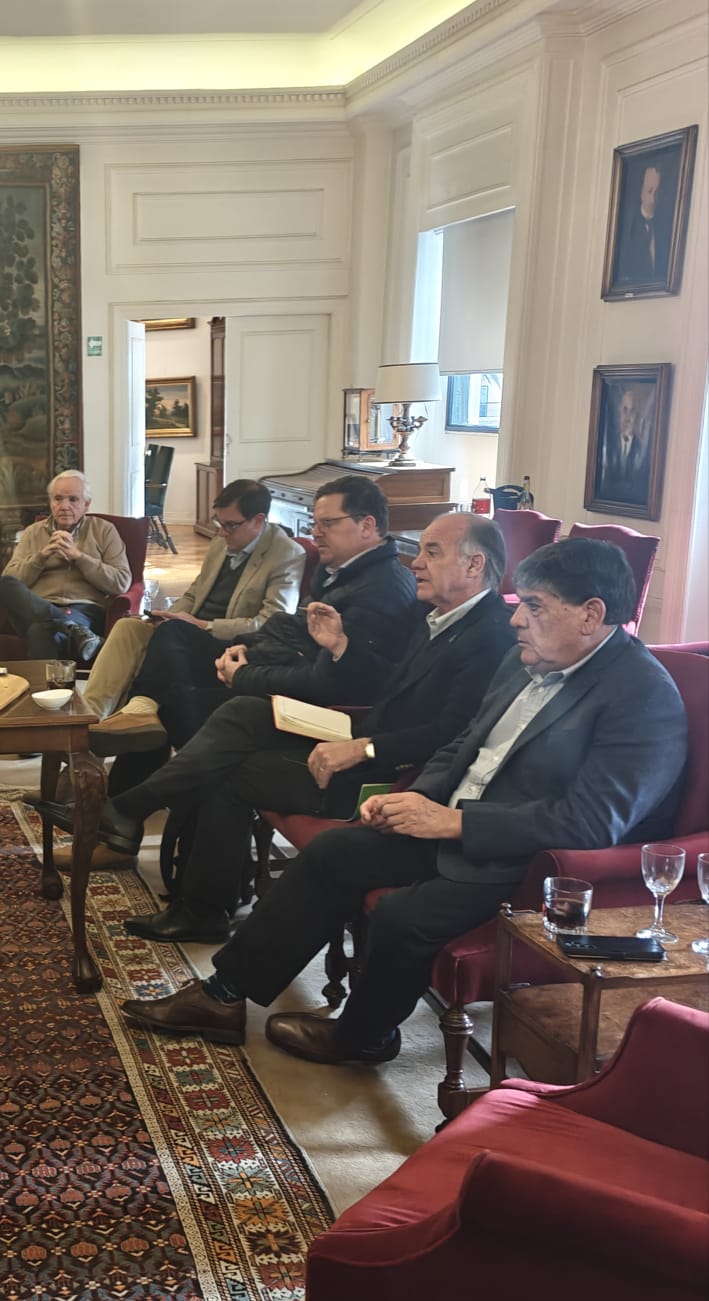 Dirigentes remolacheros se reunieron durante la mañana con la Sociedad Nacional de Agricultura (SNA) en Santiago, en el marco de gestiones por efectos del anuncio de Iansa. / Cedida