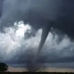 El evento climático incluirá tormentas eléctricas y condiciones de riesgo en el borde costero., contexto