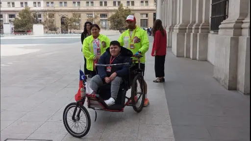 Padre de Julián tras llegar a Plaza de Armas de Los Ángeles: 