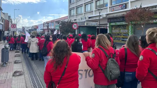 Manipuladoras de alimentos de la provincia de Biobío marcharon en Los Ángeles