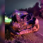 El vehículo presentó severos daños en su parte frontal tras la colisión registrada la noche del jueves en el sector Puente Perales de Laja., Redes sociales