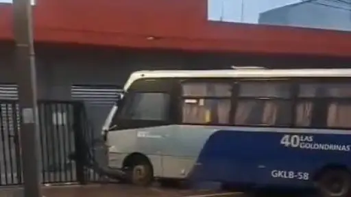 Conductor ebrio provoca colisión múltiple en el centro de Concepción: microbús terminó incrustado en reja comercial