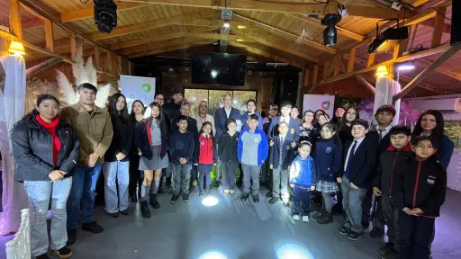 KDM Tratamiento reconoce a 38 estudiantes por excelencia académica en Los Ángeles