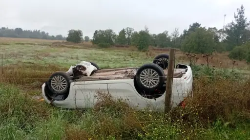 Camión colisiona con automóvil particular en Ruta 5 Sur: Tres personas accidentadas