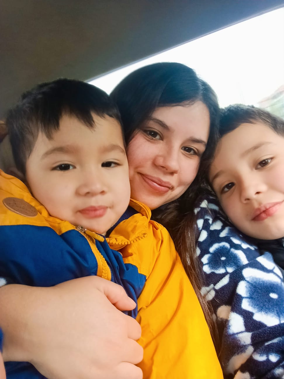 Javiera Calabrano aseguró que gran parte de su vida gira en torno a Ignacio y Tomás, sus dos hijos, en medio de la campaña que impulsa la familia desde Huépil. / Cedida