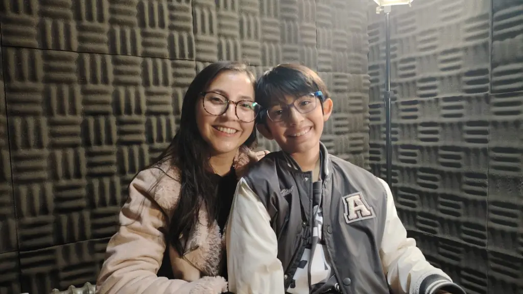 Martin junto a su mamá fue entrevistado en los estudios de radio San Cristóbal., La Tribuna