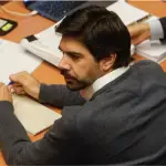 Durante la audiencia de formalización, el juez Daniel Urrutia ordenó la prisión preventiva de Lavín León por considerar que su libertad representa un peligro para la seguridad de la sociedad., ADN Radio