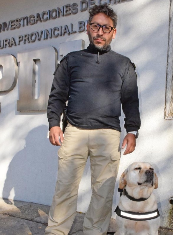 Víctor Contreras González, guía canino de la Brigada Antinarcóticos de la PDI de Los Ángeles, junto a Goten. / Cedida