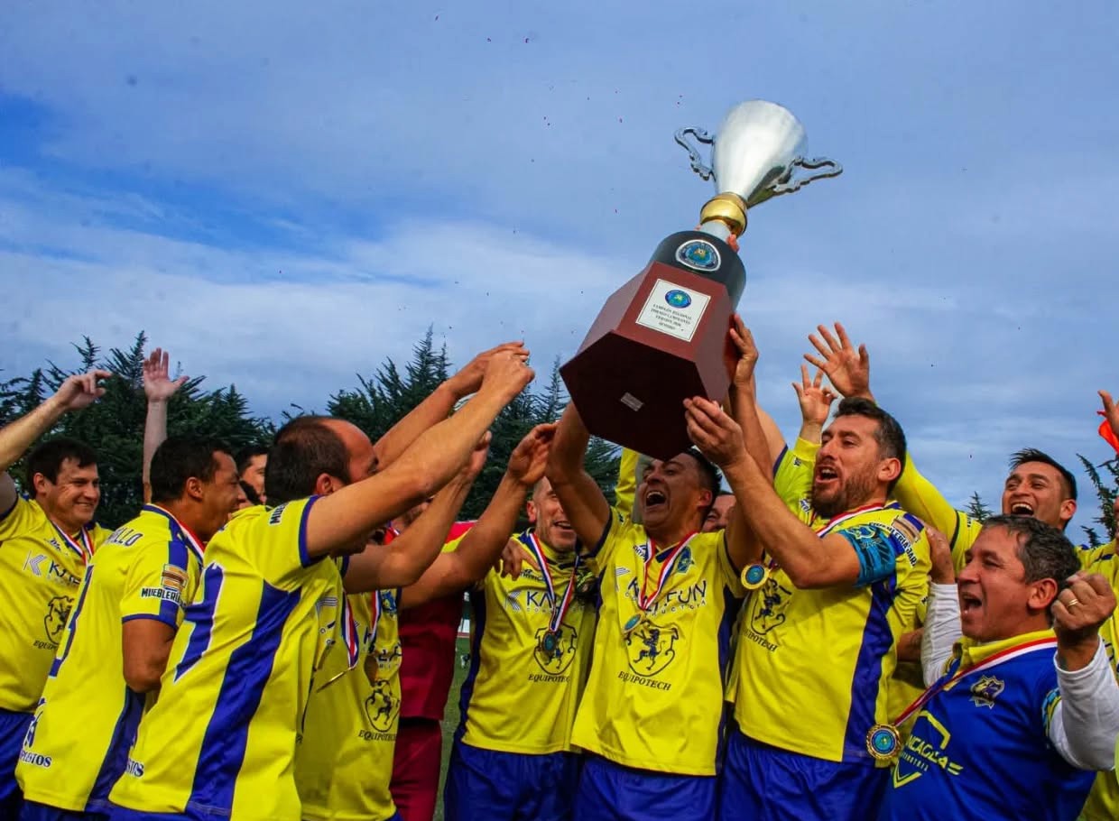 Orompello y América celebran en una jornada histórica para el fútbol amateur angelino, tras conquistar los títulos regionales de la Copa de Clubes Campeones en Coronel / La Tribuna
