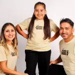 Camila Rivera y César Soto junto a su hija Allison, familia que levantó un espacio artístico en Los Ángeles tras comenzar con clases online y salas arrendadas durante la pandemia., Cedida (fotografía autorizada)