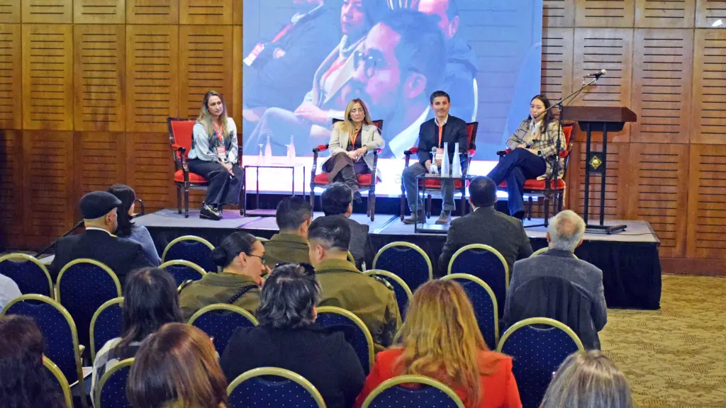 En la foto, Carolina Rivas Salgado, representante de AES Chile; Tatiana Igor, directora de AIEP Los Ángeles y Julián Perret García, ejecutivo de Colbún, participaron del panel moderado por Claudia Fuentes Riveros, directora de Diario La Tribuna y Radio San Cristóbal., Diario La Tribuna