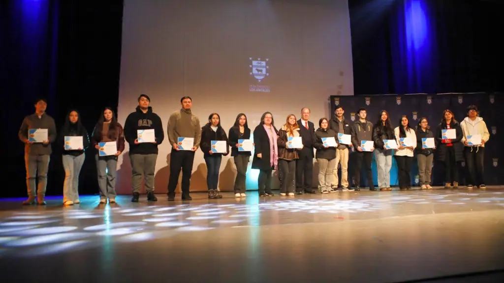 Los estudiantes beneficiados recibieron oficialmente el aporte económico municipal durante una ceremonia realizada en el Teatro Municipal de Los Ángeles, en el marco del proceso de becas de educación superior 2026., Municipalidad de Los Ángeles