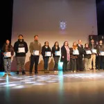 Los estudiantes beneficiados recibieron oficialmente el aporte económico municipal durante una ceremonia realizada en el Teatro Municipal de Los Ángeles, en el marco del proceso de becas de educación superior 2026., Municipalidad de Los Ángeles