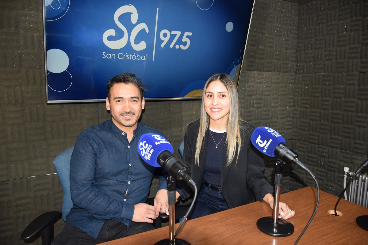 El matrimonio, durante la entrevista en Radio San Cristóbal, compartió la historia personal y familiar que dio origen al proyecto artístico que desarrollan en Los Ángeles. / Fredy Muñoz | La Tribuna