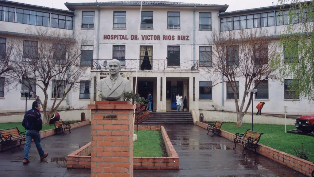 Hospital Base de Los Ángeles y busto de Víctor Ríos Ruiz  | La Tribuna