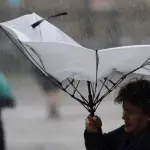 El fenómeno podría dejar ráfagas de hasta 70 km/h en sectores cordilleranos y costeros durante las próximas horas., contexto
