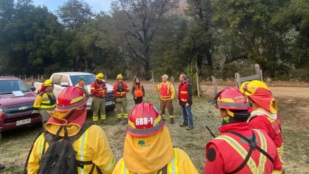 Brigadistas y equipos de apoyo mantuvieron labores operativas durante varios días en la zona afectada., Bomberos Antuco Primera Compañía.