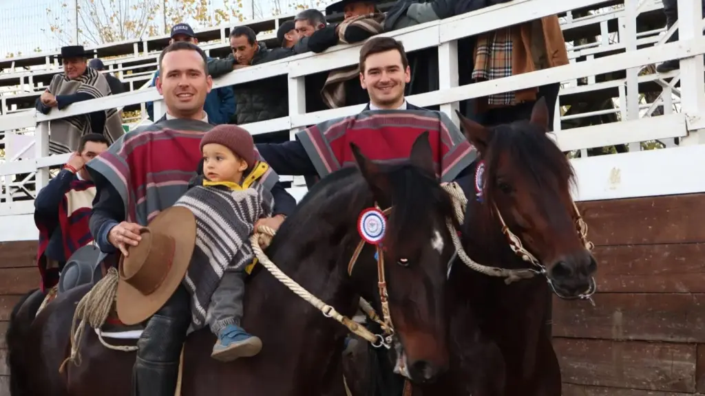 Miguel y Gregorio Zunino celebran en la Medialuna “Edmundo Moller Bordeu” tras conquistar el Rodeo Interasociaciones de Socabío con una impecable carrera de 13 puntos en el cuarto animal, Caballoyrodeo