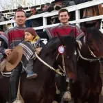 Miguel y Gregorio Zunino celebran en la Medialuna “Edmundo Moller Bordeu” tras conquistar el Rodeo Interasociaciones de Socabío con una impecable carrera de 13 puntos en el cuarto animal, Caballoyrodeo