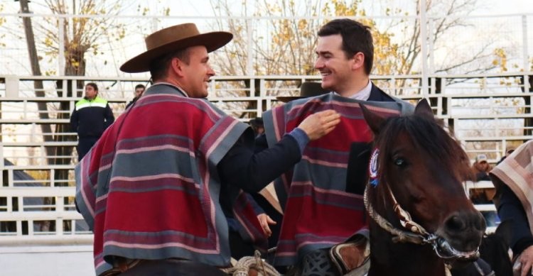 Miguel y Gregorio Zunino celebran en la Medialuna Edmundo Moller Bordeu tras conquistar el Rodeo Interasociaciones de Socabío con una impecable carrera de 13 puntos en el cuarto animal / Caballoyrodeo