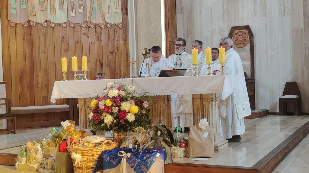 Autoridades, estudiantes y vecinos participaron en la misa “a la chilena” realizada en la Catedral Santa María de los Ángeles, en el marco del aniversario de la capital provincial., La Tribuna