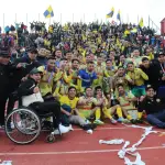 El plantel de América celebra junto a su hinchada la obtención del bicampeonato regional de la Copa de Campeones, tras vencer a 21 de Mayo de Coronel en el Estadio Federico Schwager., cedida