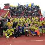 El plantel senior de Orompello celebró con emoción en el Estadio Federico Schwager tras derrotar a Playa Sur y conquistar el título regional de la Copa de Clubes Campeones., cedida