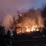 La emergencia registrada en el sector Cerro Negro provocó la destrucción total de la vivienda habitada por la familia Flores Riquelme, lo que motivó el inicio de una campaña solidaria en Santa Bárbara., Municipalidad de Santa Bárbara