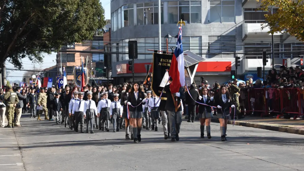 Desfile escolar del Día de las Glorias Navales en Los Ángeles | 