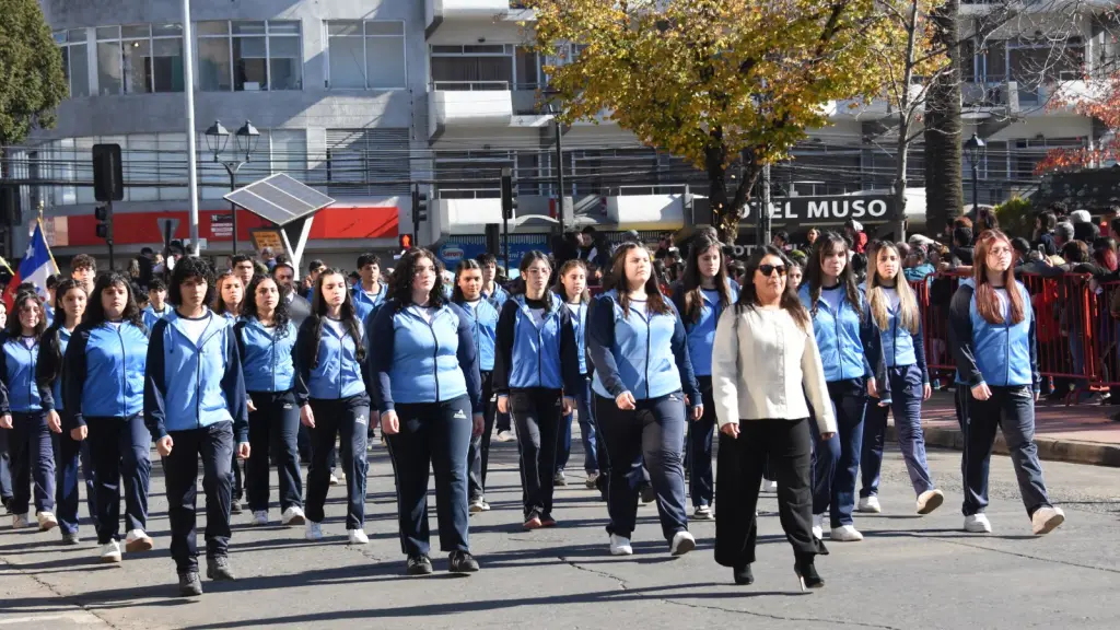 Desfile escolar del Día de las Glorias Navales en Los Ángeles | 
