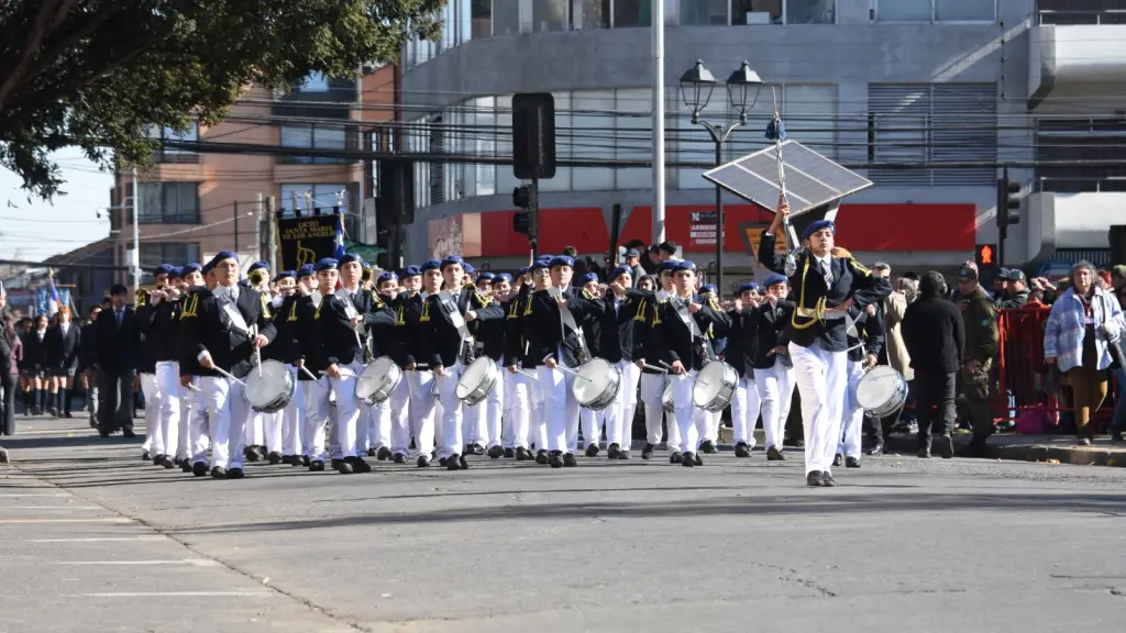 Desfile escolar del Día de las Glorias Navales en Los Ángeles | 