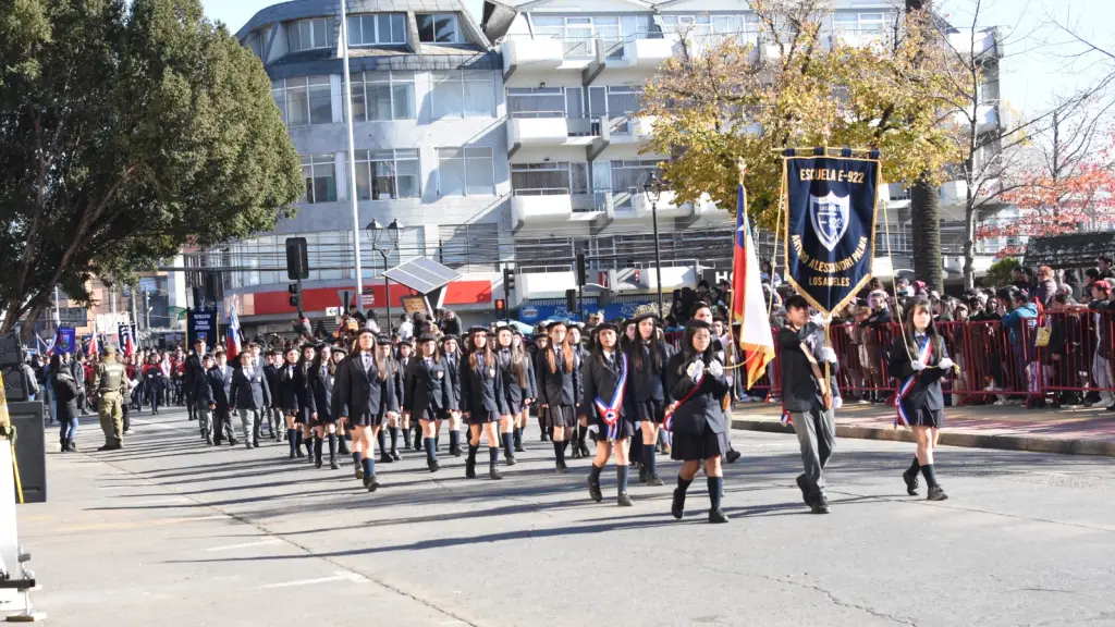 Desfile escolar del Día de las Glorias Navales en Los Ángeles | 