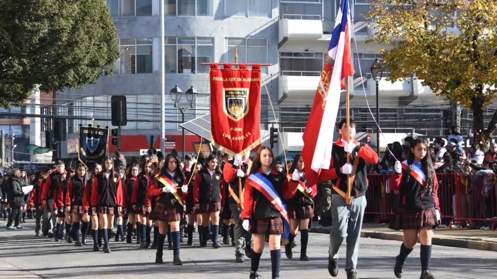 Desfile escolar del Día de las Glorias Navales en Los Ángeles | 