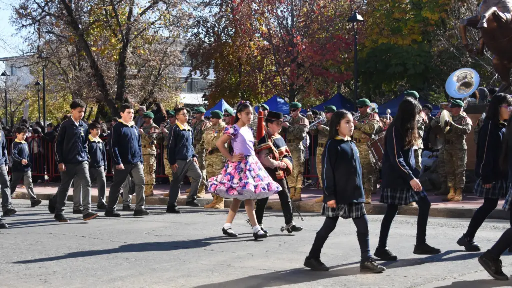 Desfile escolar del Día de las Glorias Navales en Los Ángeles | 