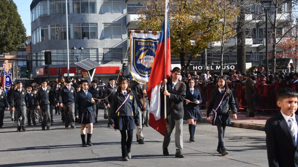 Desfile escolar del Día de las Glorias Navales en Los Ángeles | 