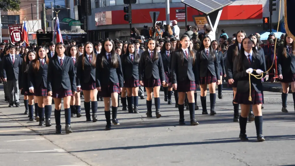 Desfile escolar del Día de las Glorias Navales en Los Ángeles | 