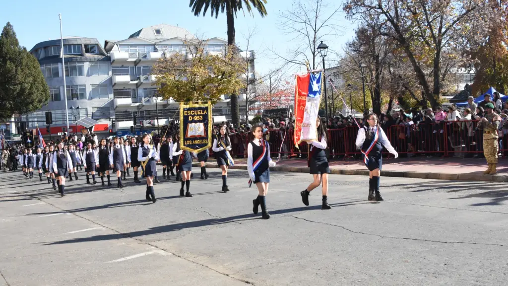 Desfile escolar del Día de las Glorias Navales en Los Ángeles | 