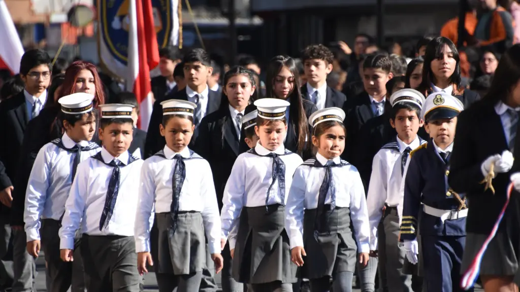 Desfile escolar del Día de las Glorias Navales en Los Ángeles | 