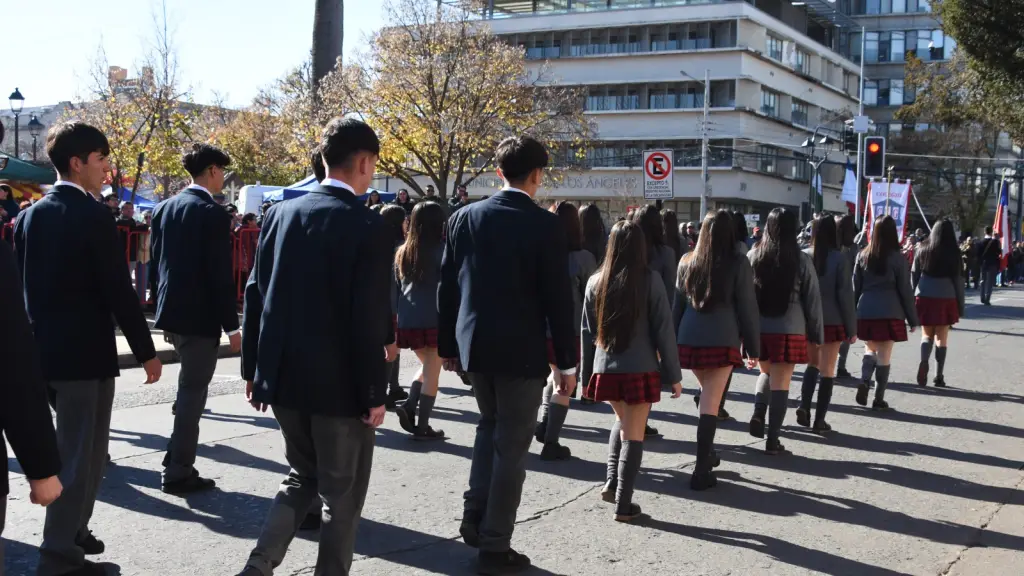 Desfile escolar del Día de las Glorias Navales en Los Ángeles | 