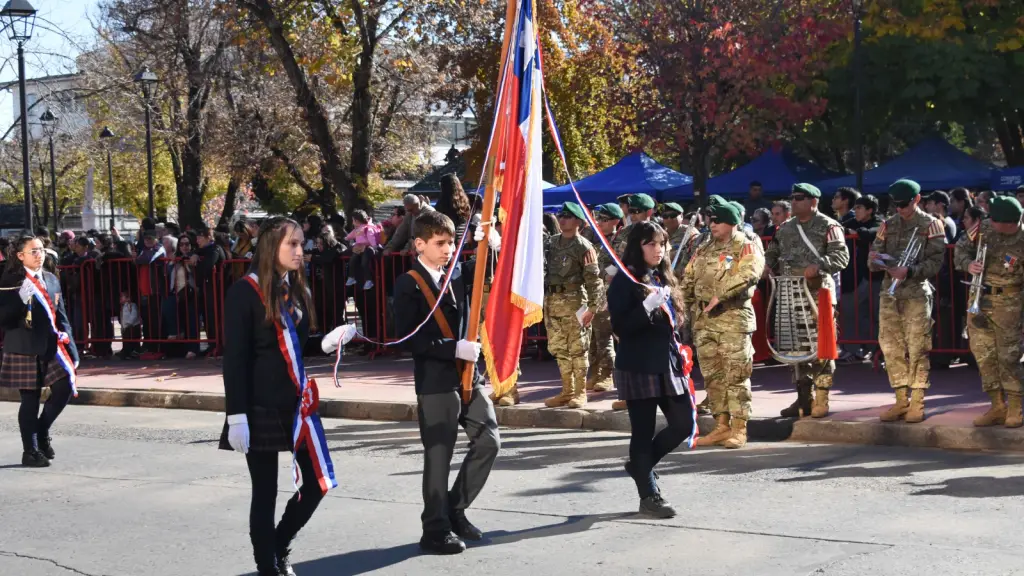 Desfile escolar del Día de las Glorias Navales en Los Ángeles | 