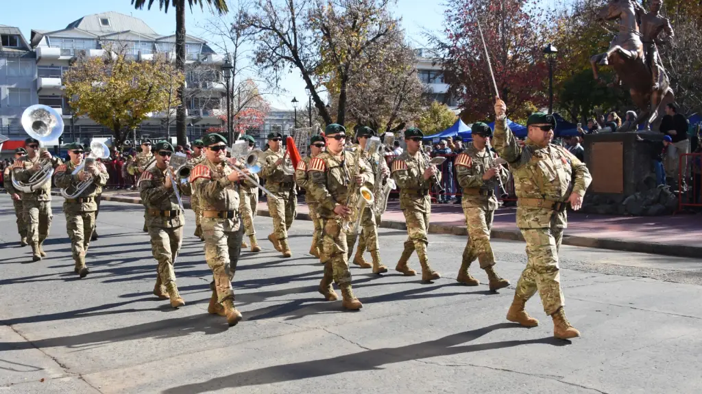 Desfile escolar del Día de las Glorias Navales en Los Ángeles | 