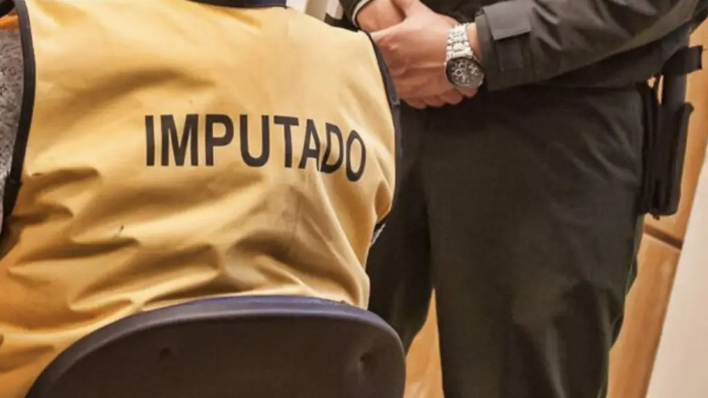 El imputado, quien registra antecedentes penales, fue formalizado y quedó en prisión preventiva por disposición del tribunal., internet
