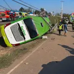 Semivolcamiento de la máquina de pasajeros de la empresa Tur Bus., Diario El Centro