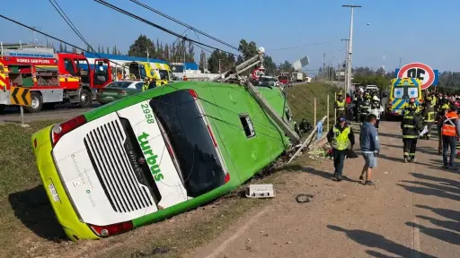 Último Minuto: volcamiento de bus Turbus deja al menos dos fallecidos en Ruta 5 Sur en Teno