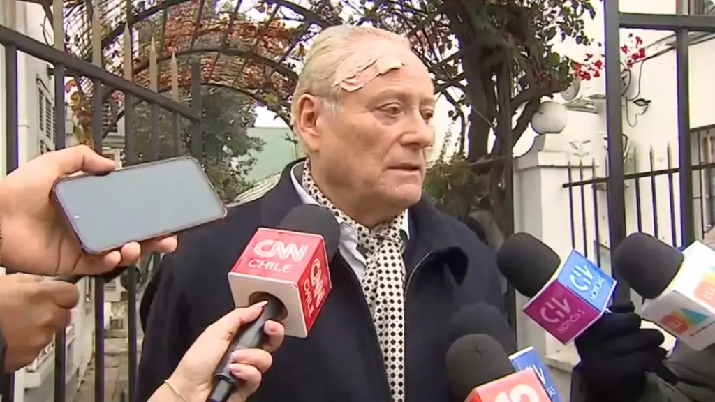 El exministro del Tribunal Constitucional, Iván Aróstica, entregó declaraciones tras el violento asalto registrado en su vivienda de la comuna de San Miguel., Captura