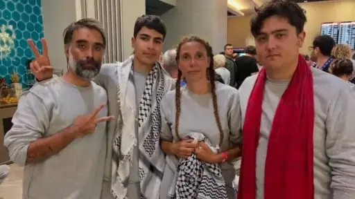 Chilenos detenidos en flotilla rumbo a Gaza regresan al país y acusan abandono del Gobierno