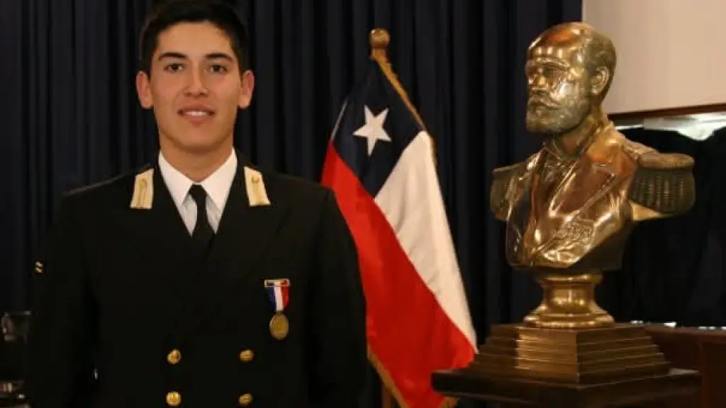 Con orgullo, un joven marino comienza su trayectoria en la Armada de Chile. / Cedida