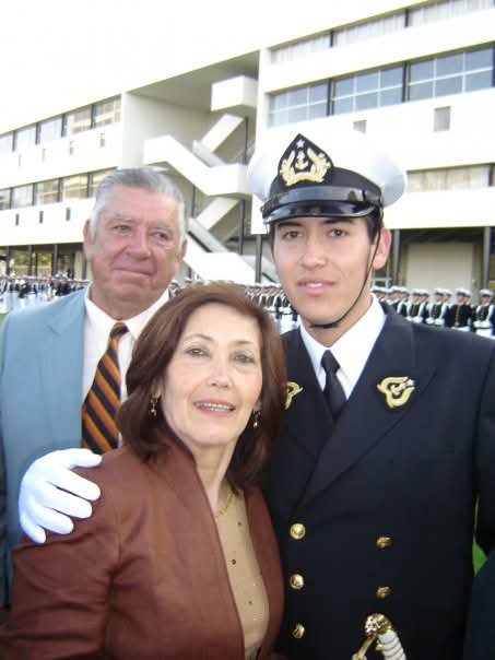 El Capitán Heredia, junto a sus padres, Juan Heredia y Julieta Guzmán. / Cedida
