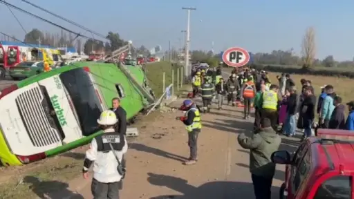 Iba zigzageando: investigan posible descompensación de conductor de bus tras accidente que dejó dos fallecidos 