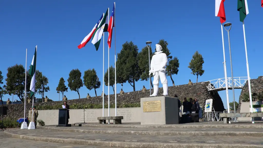 Plaza Memorial  / Municipalidad de Los Ángeles